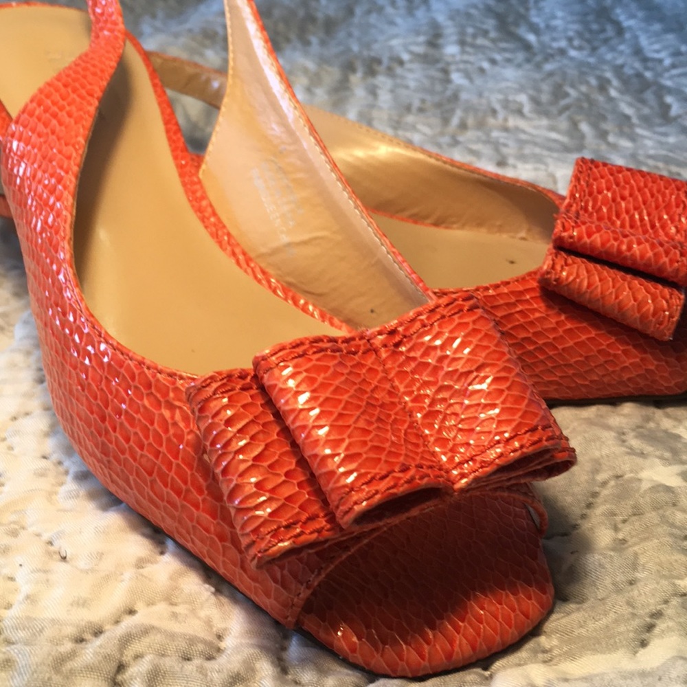 Bow front sandals